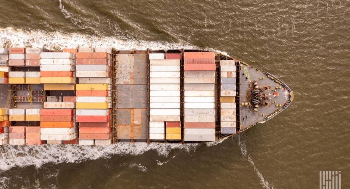 Giá cước vận tải xuyên thái bình dương lao dốc: bóng mây bất định thương mại đè nặng triển vọng