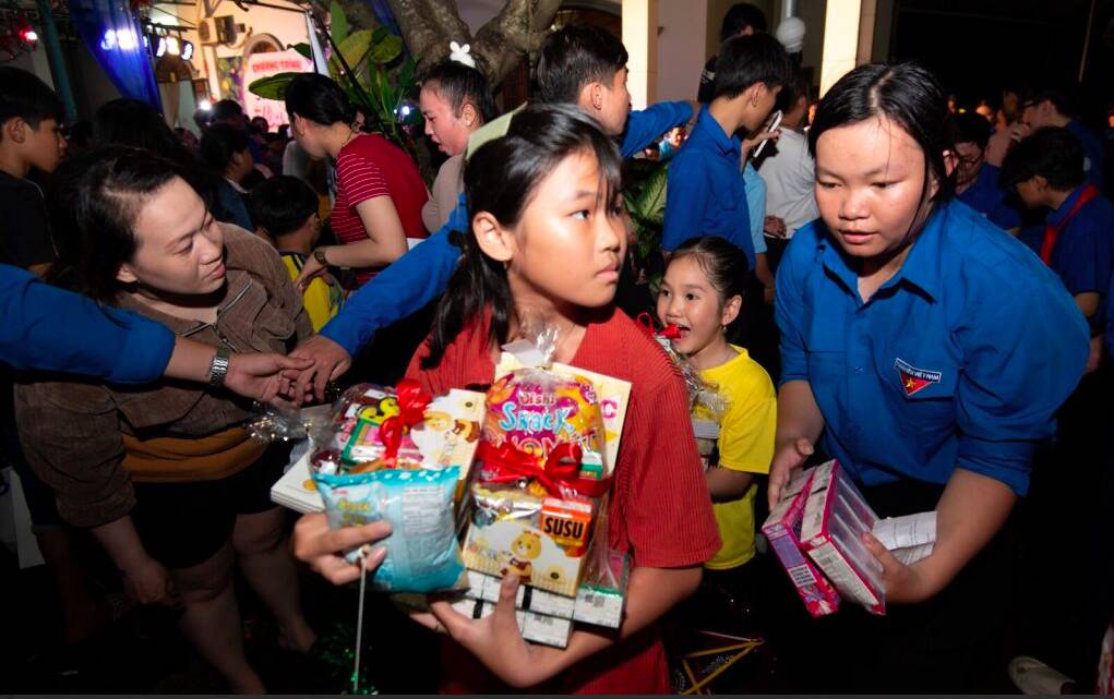 Vinamilk thắp sáng mùa trăng, gửi trọn yêu thương đến trẻ em Việt