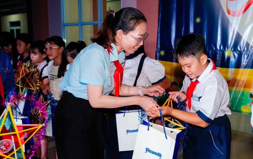 Vinamilk thắp sáng mùa trăng, gửi trọn yêu thương đến trẻ em Việt