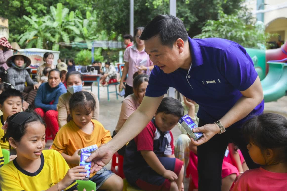 Vinamilk thắp sáng mùa trăng, gửi trọn yêu thương đến trẻ em Việt