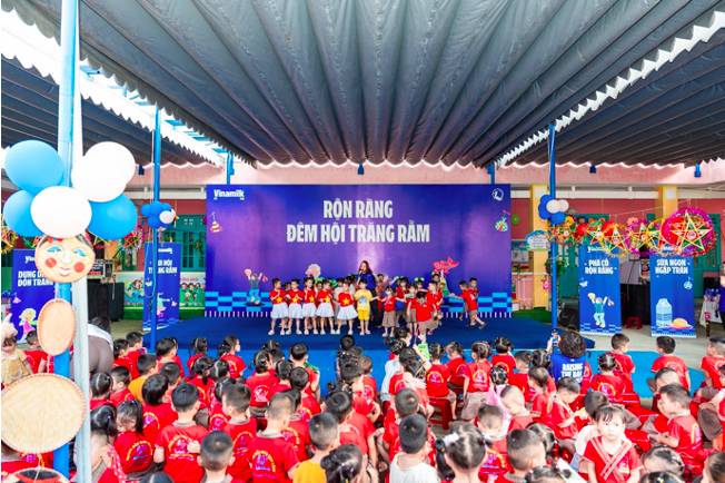 Vinamilk thắp sáng mùa trăng, gửi trọn yêu thương đến trẻ em Việt