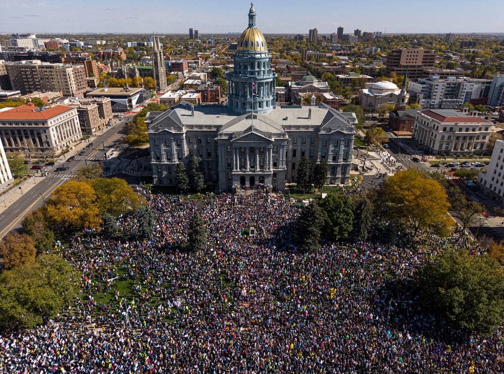 “Không Có Vua”: Làn sóng biểu tình khổng lồ chống Tổng thống Trump lan rộng khắp nước Mỹ