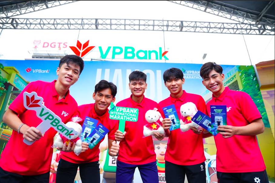 Dàn trai xinh, gái đẹp, người nổi tiếng tụ hội tại VPBank Hanoi International Marathon 2025