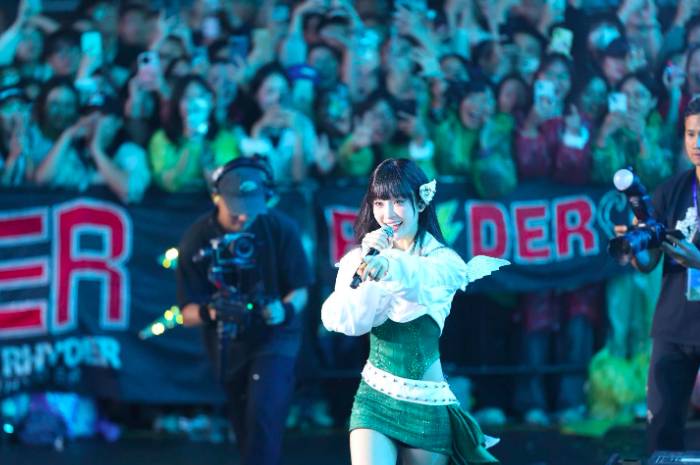 Ngàn khán giả đội mưa, “quẩy hết mình” trong đêm nhạc VPBank Prime Night có RHYDER, Hà Nhi