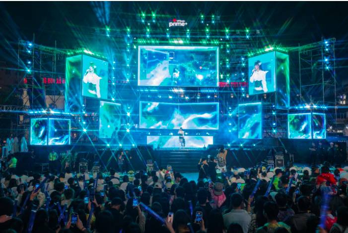 Ngàn khán giả đội mưa, “quẩy hết mình” trong đêm nhạc VPBank Prime Night có RHYDER, Hà Nhi