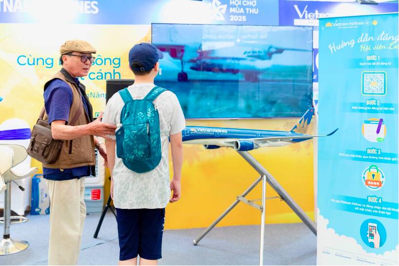 Gian hàng Vietnam Airlines hút khách tham quan tại Hội chợ Mùa thu 2025