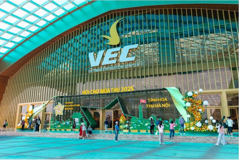 Gian hàng Vietnam Airlines hút khách tham quan tại Hội chợ Mùa thu 2025