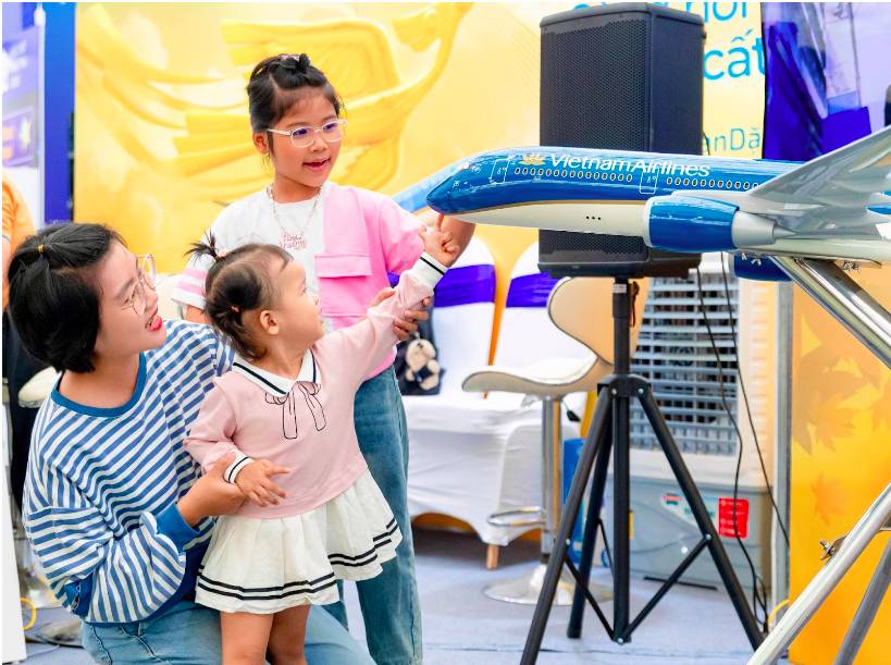 Gian hàng Vietnam Airlines hút khách tham quan tại Hội chợ Mùa thu 2025