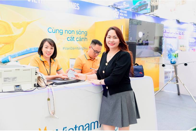 Gian hàng Vietnam Airlines hút khách tham quan tại Hội chợ Mùa thu 2025