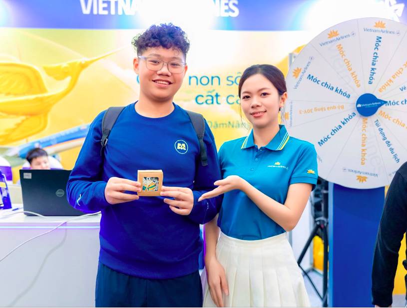 Gian hàng Vietnam Airlines hút khách tham quan tại Hội chợ Mùa thu 2025