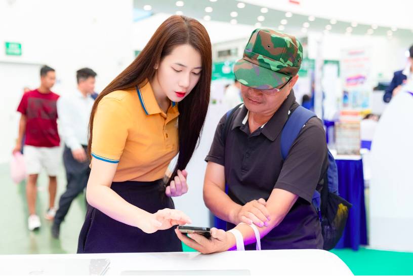 Gian hàng Vietnam Airlines hút khách tham quan tại Hội chợ Mùa thu 2025