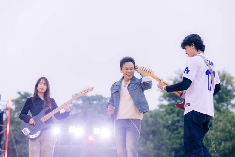 Hàng nghìn khán giả đón bình minh cùng 5AM Concert