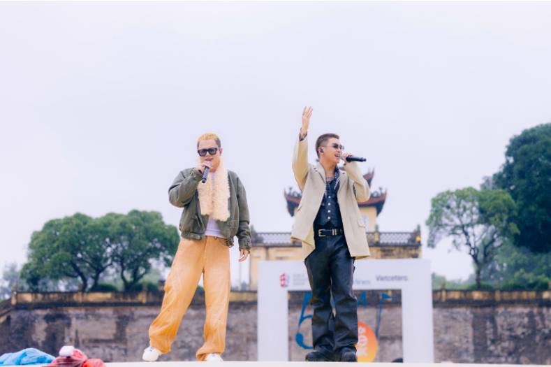 Hàng nghìn khán giả đón bình minh cùng 5AM Concert