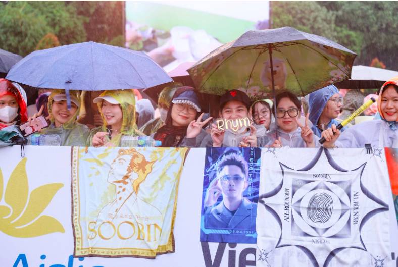 Hàng nghìn khán giả đón bình minh cùng 5AM Concert