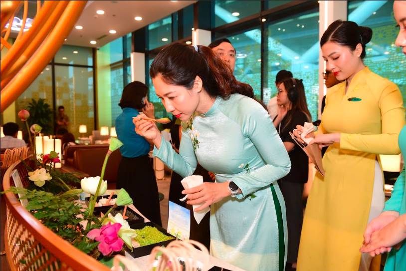 Vietnam Airlines “kể chuyện bằng hương sen” với hệ sinh thái mùi hương Nhã trên toàn hành trình bay