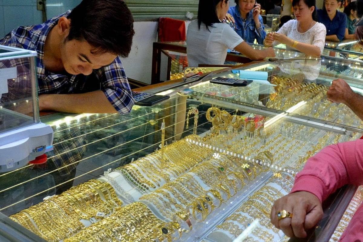 Giá vàng cuối năm 2025: Sóng lớn đang hình thành?. Những tuần gần đây, thị trường tài chính toàn cầu  ...