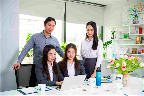 Opes lọt top 5 nơi làm việc tốt nhất Việt Nam 2025 ngành bảo hiểm do Anphabe công bố 