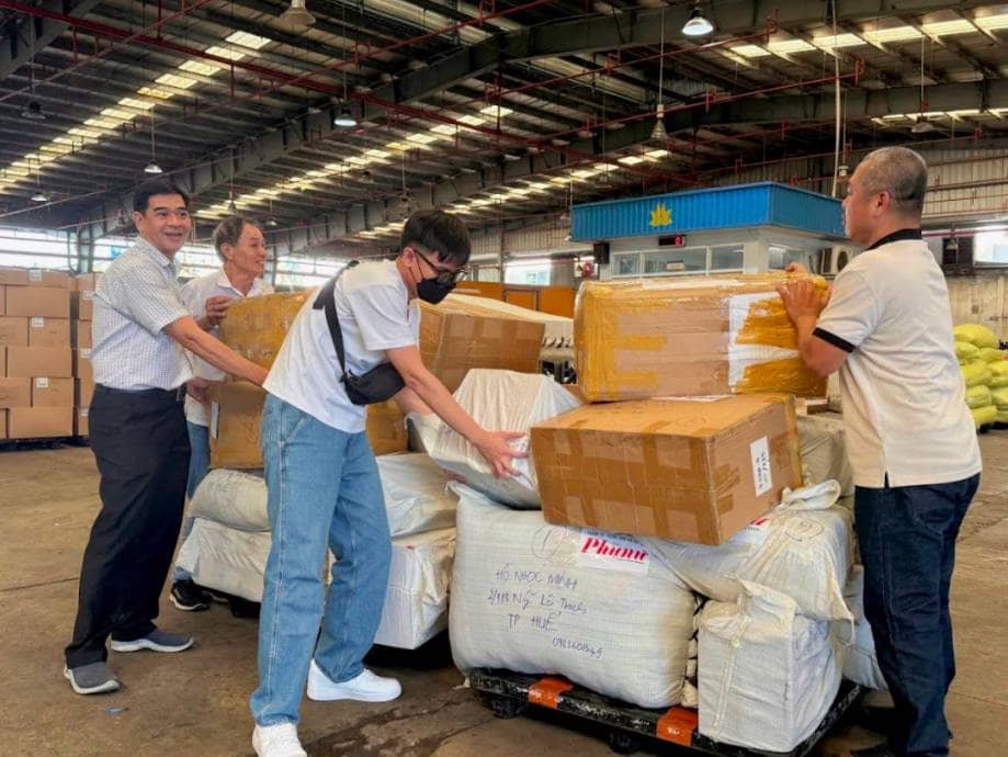 Vietnam Airlines tiếp tục vận chuyển miễn phí hàng hóa hỗ trợ đồng bào vùng lũ miền Trung