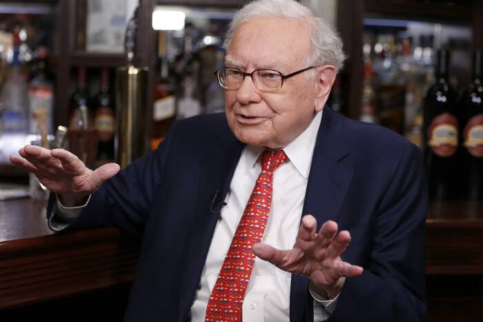 Vì sao huyền thoại Warren Buffett “ghét vàng nhưng lại thích bạc”?