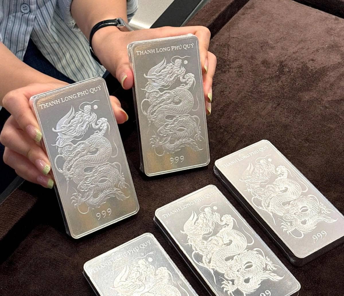 Bạc mất 8% giá trị trong một phiên: Điều gì thực sự đang xảy ra?. Phiên giao dịch đầu tuần 29/12/2025  ...