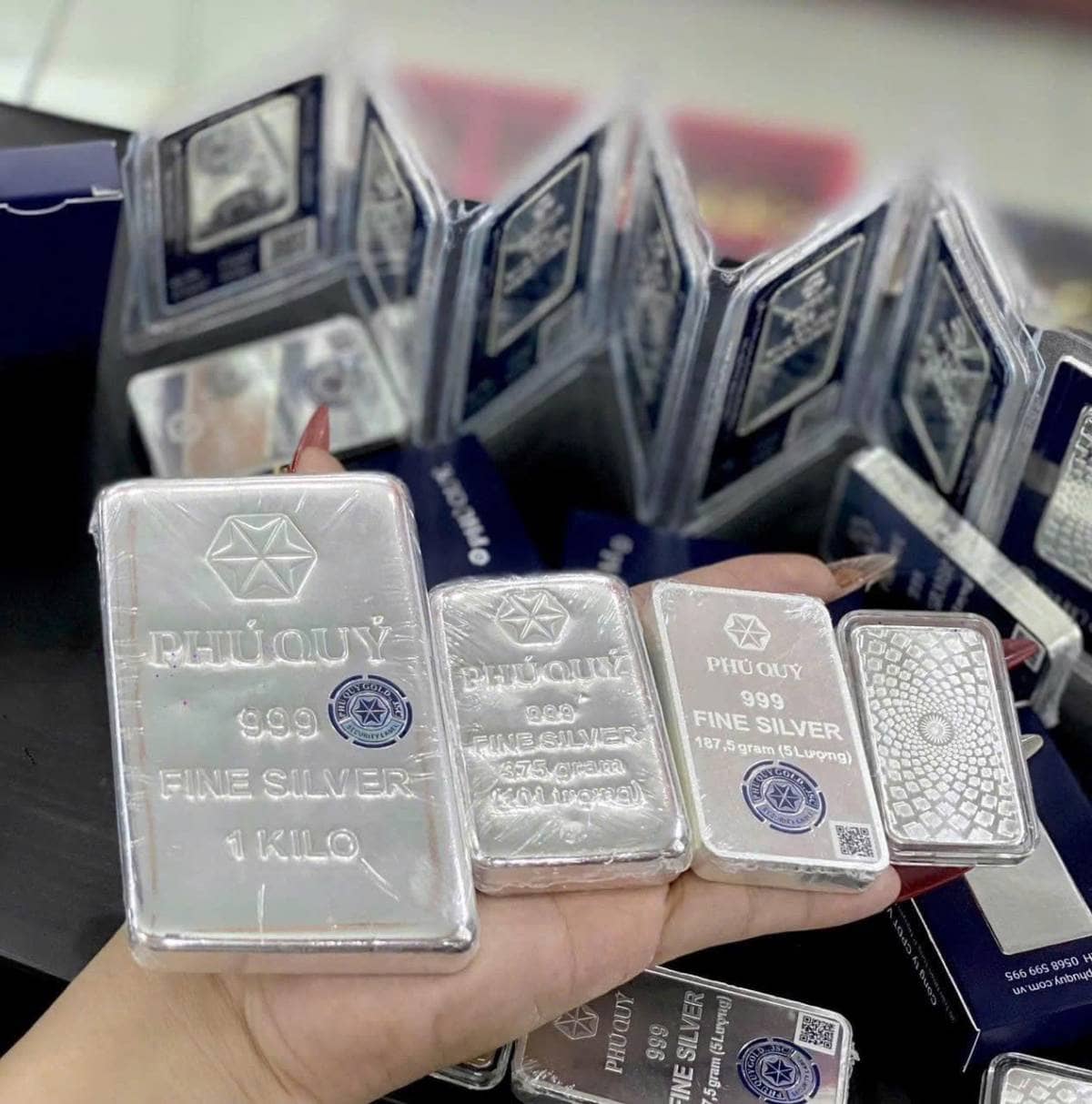 Sóng bạc 2025: Vì sao nhà đầu tư không thể đứng ngoài?. Trong vài tháng ngắn ngủi, thị trường bạc đã  ...