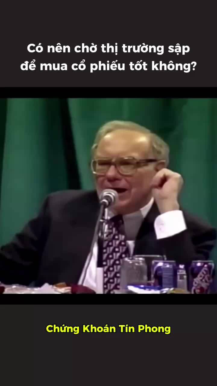 Nhiều người nghĩ rằng chỉ nên chờ mua cổ phiếu tốt khi thị trường s.ụ.p đ.ổ. Nhưng Buffett cho rằng tốt hơn là cứ mua và nắm giữ những doanh nghiệp tuyệt vời ngay khi bạn tìm thấy chúng.

Vì thực tế, những công ty chất lượng như vậy rất hiếm, cơ hội kiểu See’s Candy năm 1972 chỉ đôi khi xuất hiện.

Ngồi chờ thị trường h.oảng l.o.ạ.n để mua cổ phiếu tốt giống như ngồi chờ một đợt dịch c.ú.m bùng phát - không thực tế và chẳng phải cách hay để đầu tư.

#dautu #chungkhoan #chungkhoantinphong 