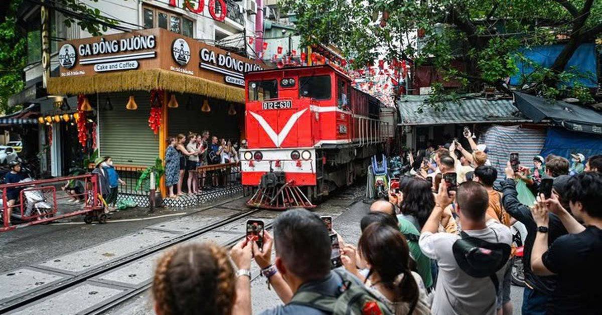 Hà Nội đề xuất dừng chạy tàu qua tuyến 'cà phê đường tàu' để chỉnh trang, tái thiết phố cổ