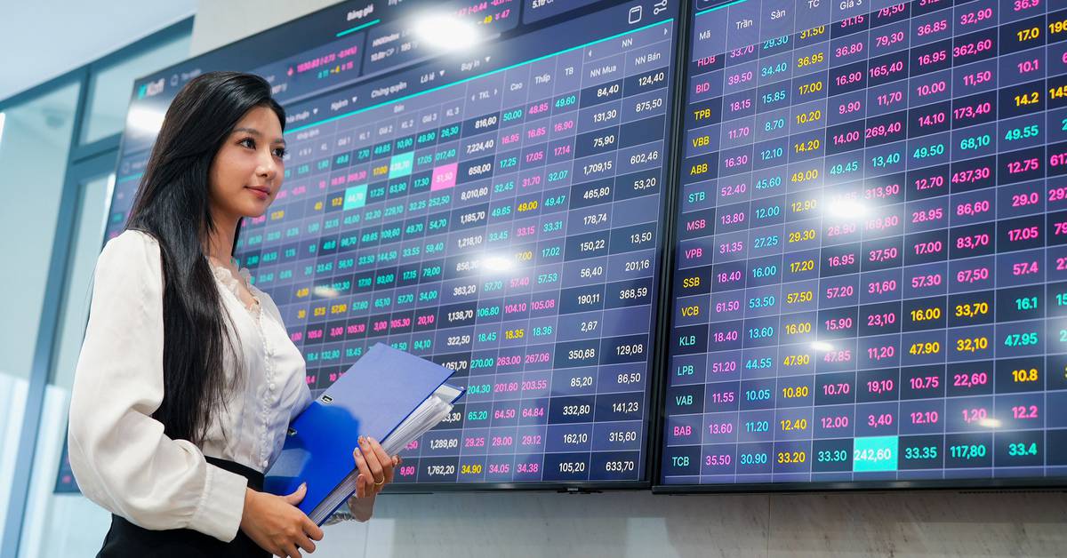 Điểm tên hàng loạt cổ phiếu quay về giá cũ sau 5 năm