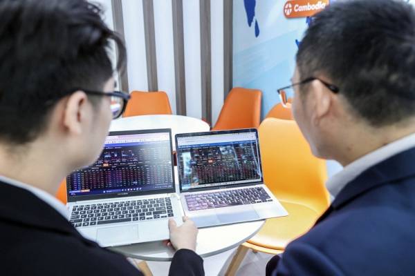 Chứng khoán ngày 9/1: Lập đỉnh mới, NHƯNG....