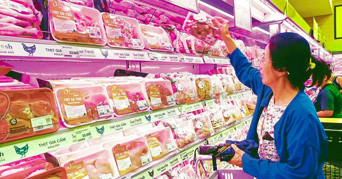 Siêu thị 'khóa giá' hàng thiết yếu, giảm áp lực từ giá xăng dầu cho người tiêu dùng