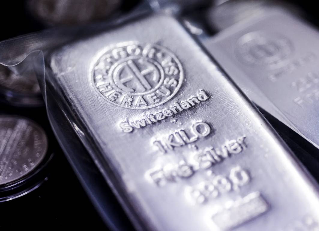 Đợt tăng giá mạnh của kim loại quý đẩy giá vàng, bạc và đồng lên mức kỷ lục