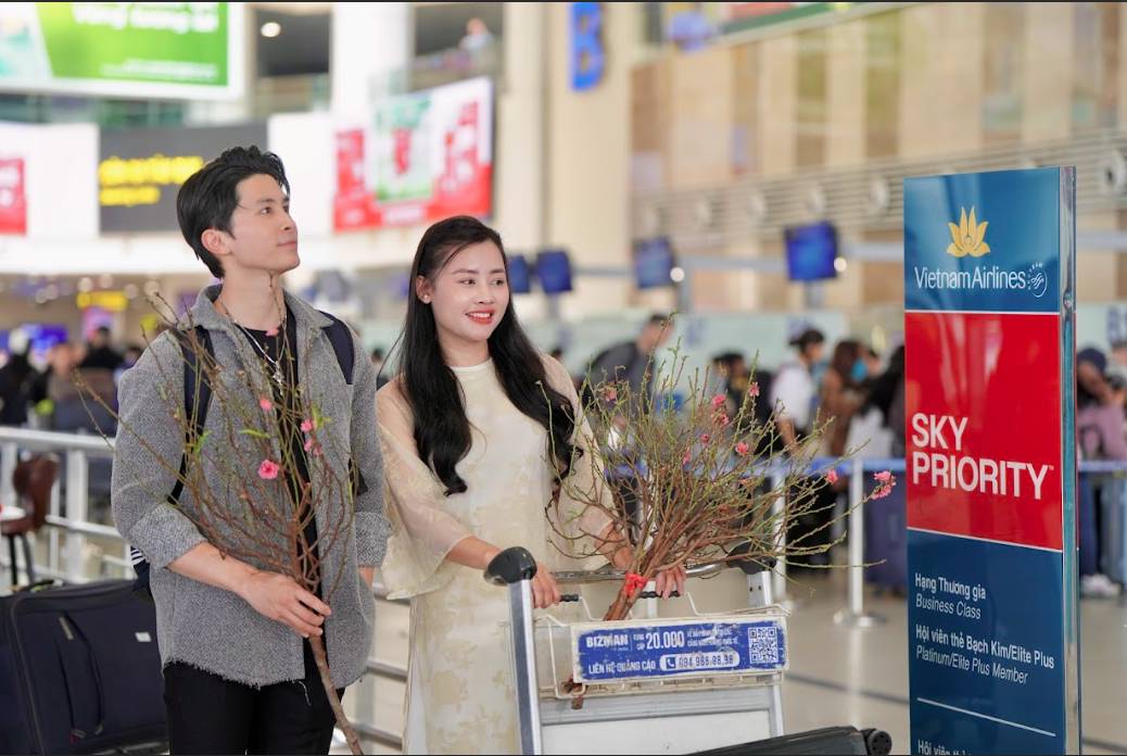 Vietnam Airlines vận chuyển mai đào Tết Nguyên Đán Bính Ngọ 2026