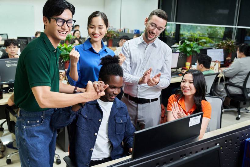 FPT lãi trước thuế hơn 13.000 tỷ đồng năm 2025, EPS tăng trưởng 21%