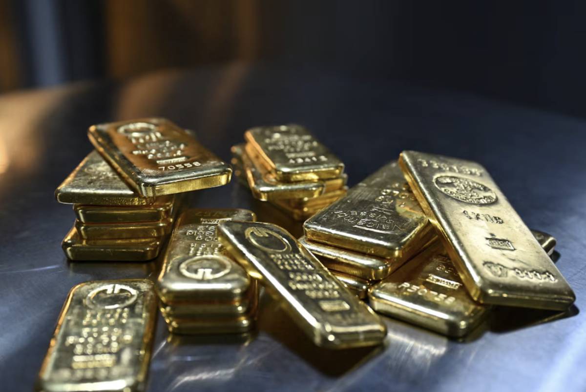 Giá vàng tiến gần mốc 5.600 USD/ounce khi các nhà đầu tư tìm kiếm nơi trú ẩn an toàn, trong khi giá bạc hướng tới mốc 120 USD
