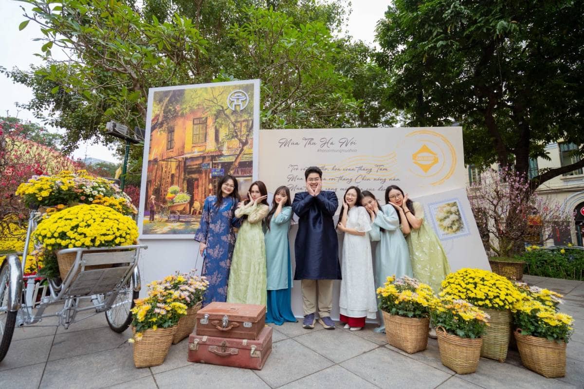 Du khách nô nức check-in không gian hoa xuân Lý Thái Tổ ngày đầu mở cửa