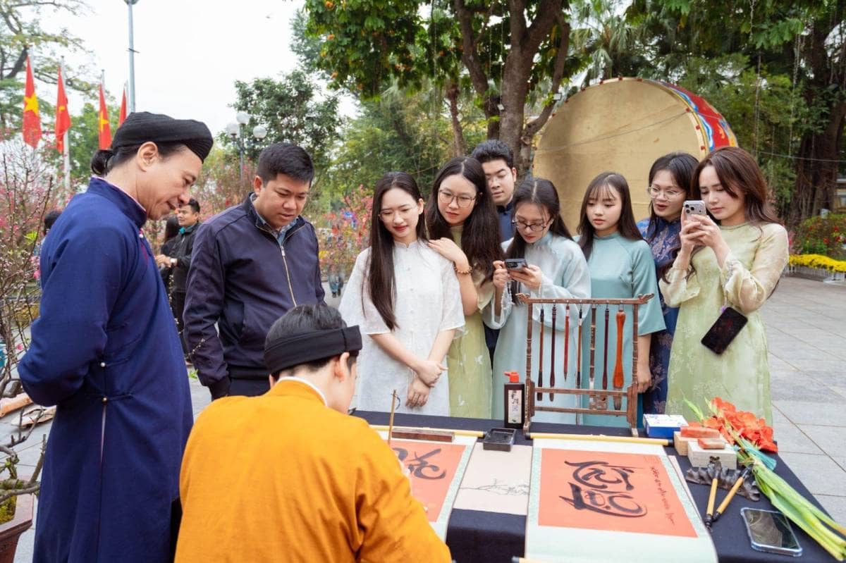 Du khách nô nức check-in không gian hoa xuân Lý Thái Tổ ngày đầu mở cửa