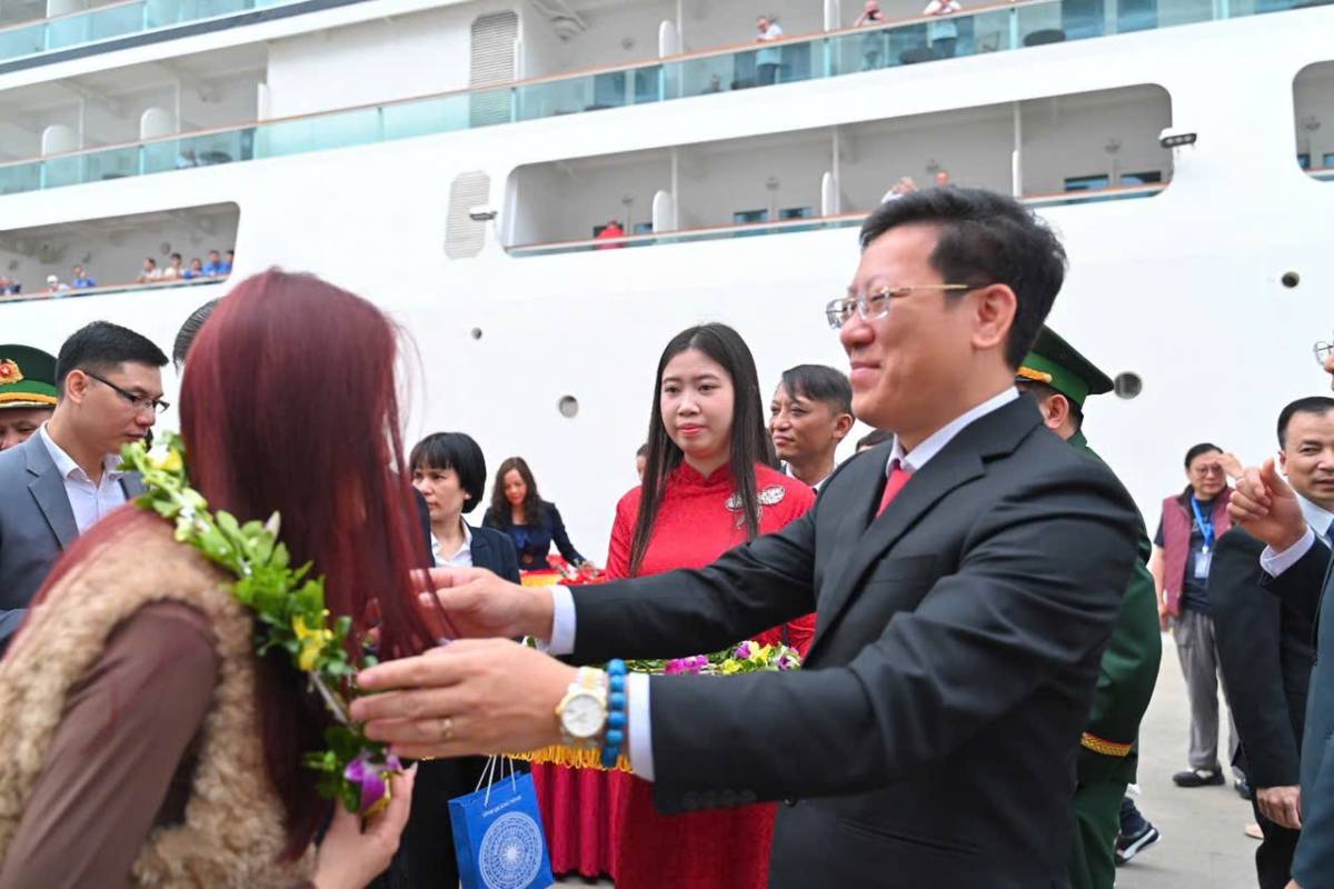 Khởi động mùa tàu biển 2026: 2.400 khách quốc tế “cập bến” Hạ Long sáng mùng 1 Tết