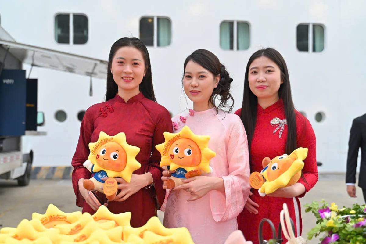 Khởi động mùa tàu biển 2026: 2.400 khách quốc tế “cập bến” Hạ Long sáng mùng 1 Tết