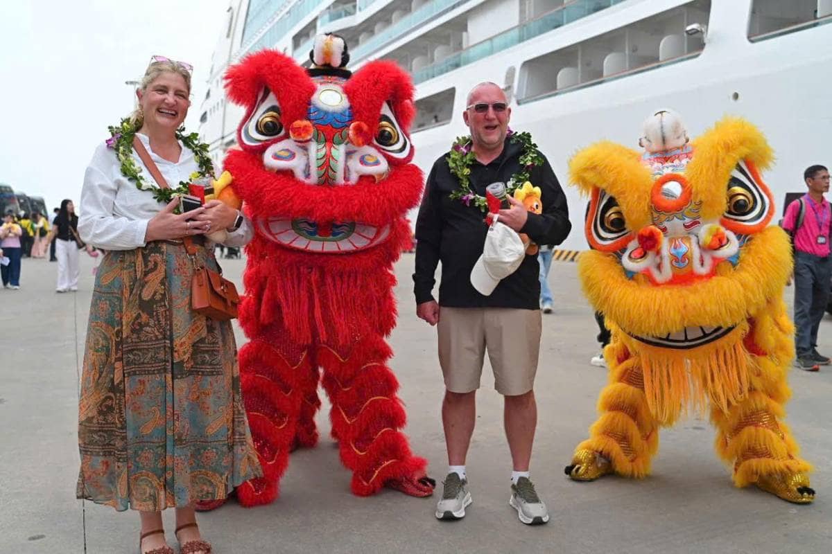 Hà Nội, Sa Pa, Hạ Long, Hà Nam nhộn nhịp khách du xuân ngay từ những ngày đầu năm mới