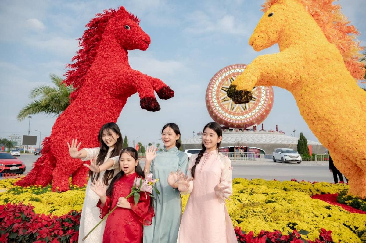 Hà Nội, Sa Pa, Hạ Long, Hà Nam nhộn nhịp khách du xuân ngay từ những ngày đầu năm mới