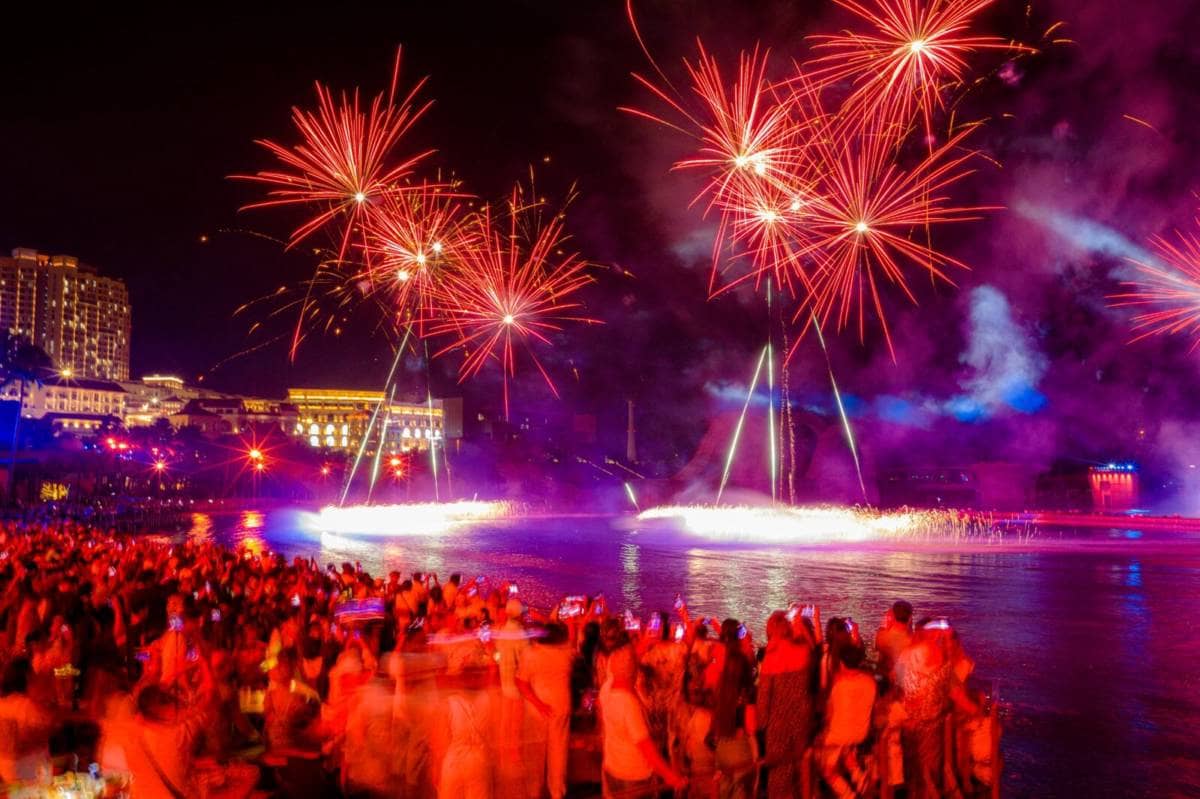 Tấp nập khách quốc tế ở Thị trấn Hoàng Hôn, Phú Quốc dịp Tết Nguyên đán