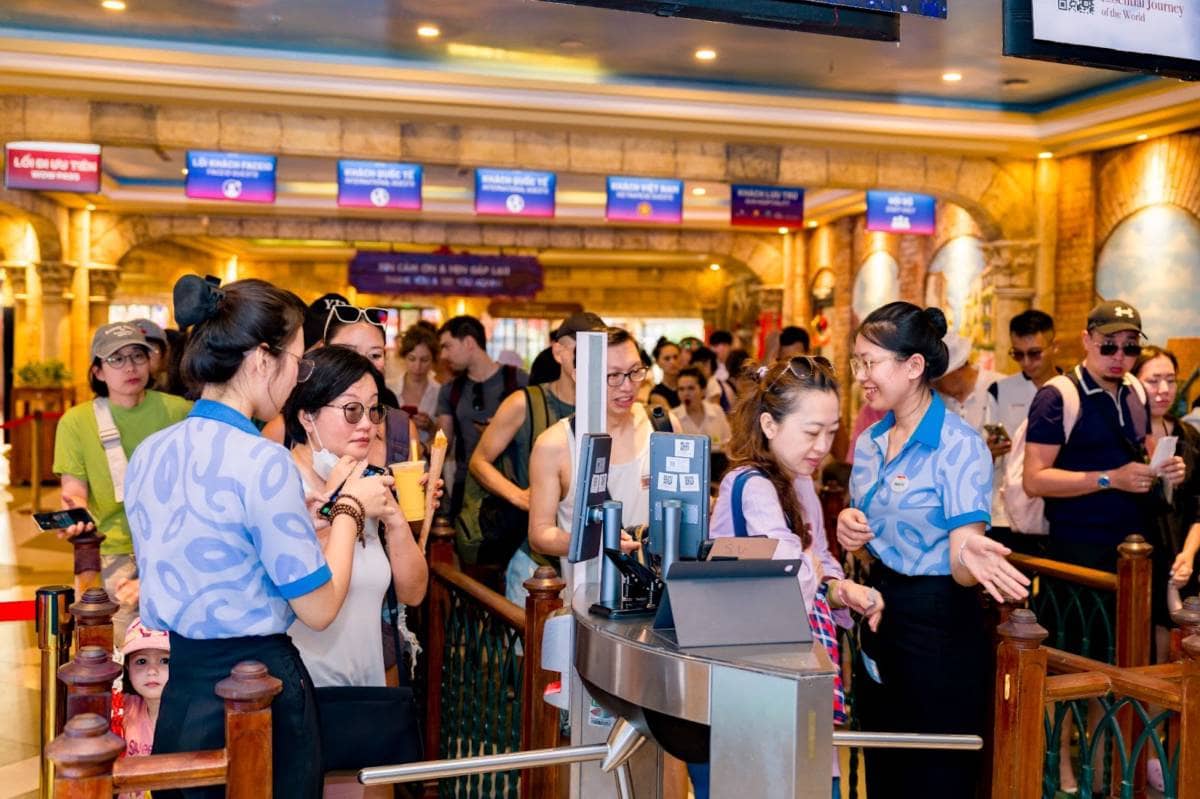 Tấp nập khách quốc tế ở Thị trấn Hoàng Hôn, Phú Quốc dịp Tết Nguyên đán
