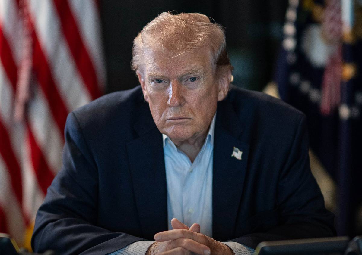 Ông Donald Trump tiếp tục hoãn kế hoạch tấn công hạ tầng năng lượng Iran, gia hạn thêm 10 ngày