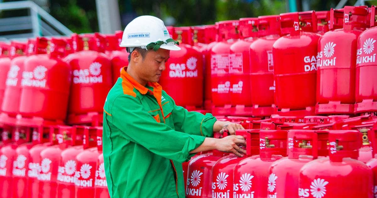 Giá gas tăng “sốc” từ 1/4: Mỗi bình 12kg đội thêm gần 100.000 đồng, áp lực chi phí bủa vây