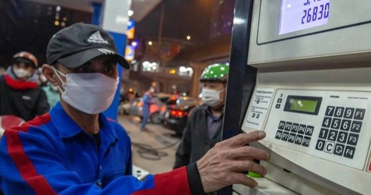 Vì sao giá xăng dầu nhiều lần điều chỉnh lúc nửa đêm?