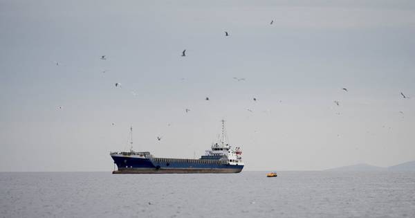 Tàu bị trừng phạt “vượt rào” Hormuz, chở 250.000 thùng nhiên liệu giữa vòng vây Mỹ