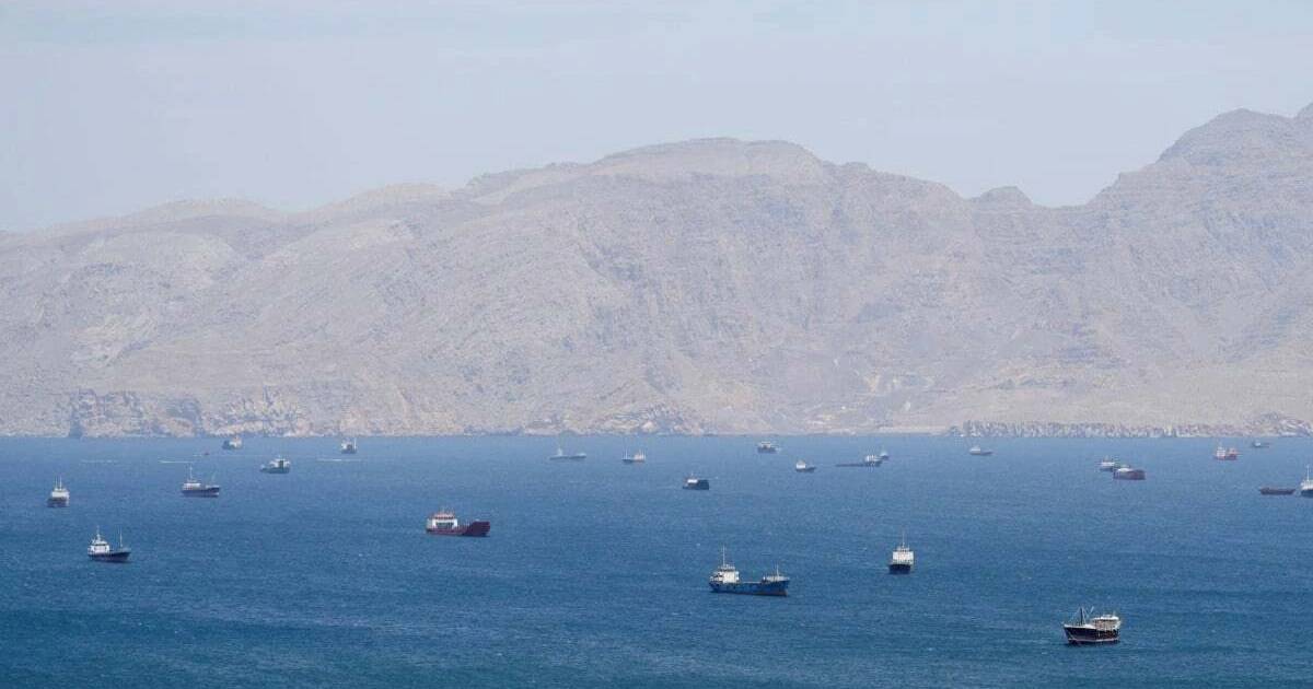 Mỹ tuyên bố chặn Iran bán 69 triệu thùng dầu, Tehran cảnh báo đáp trả mạnh