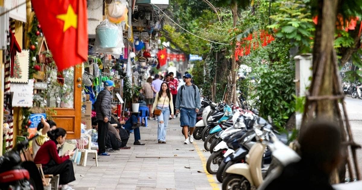 Dân vùng lõi Hoàn Kiếm mong được thuê vỉa hè vì chán cảnh buôn bán kiểu "du kích"