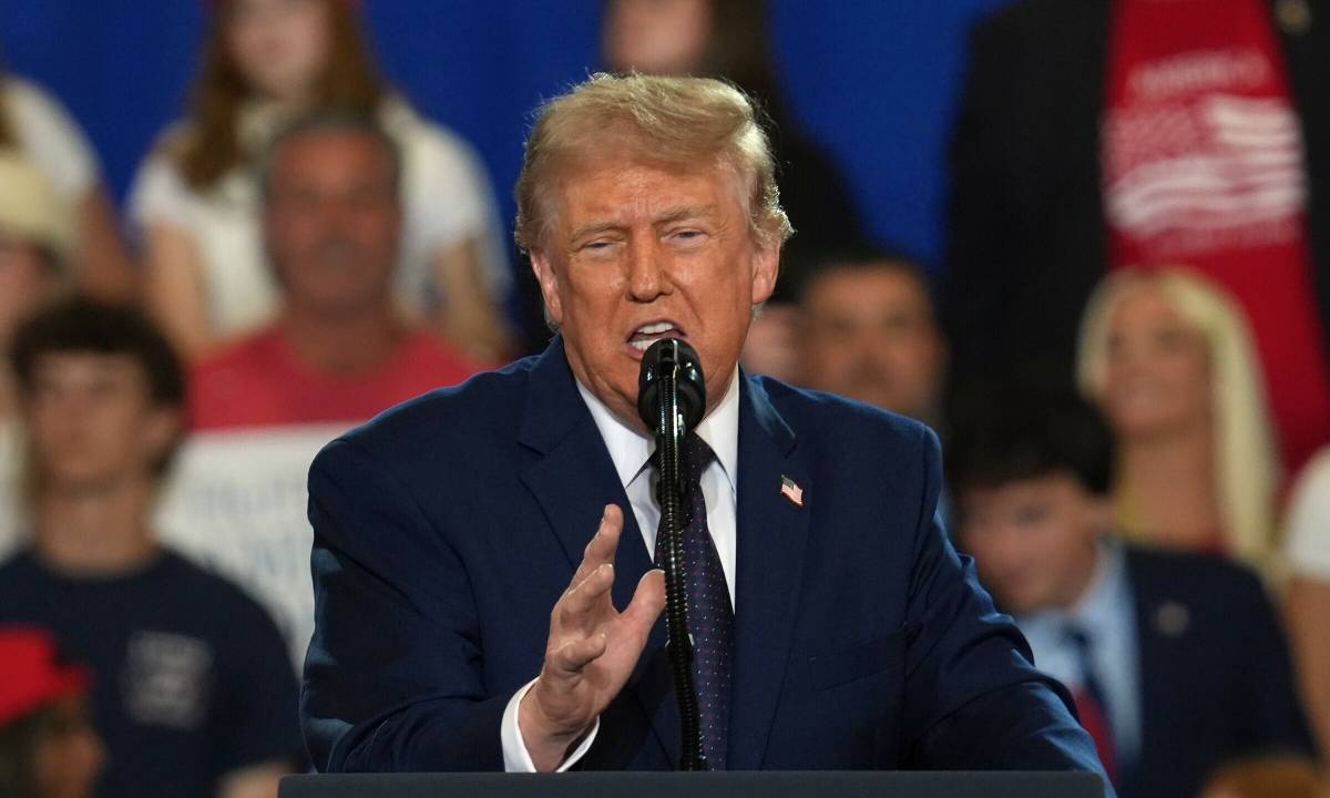 Hệ lụy tiềm ẩn từ lệnh miễn điều tra thuế cho ông Trump