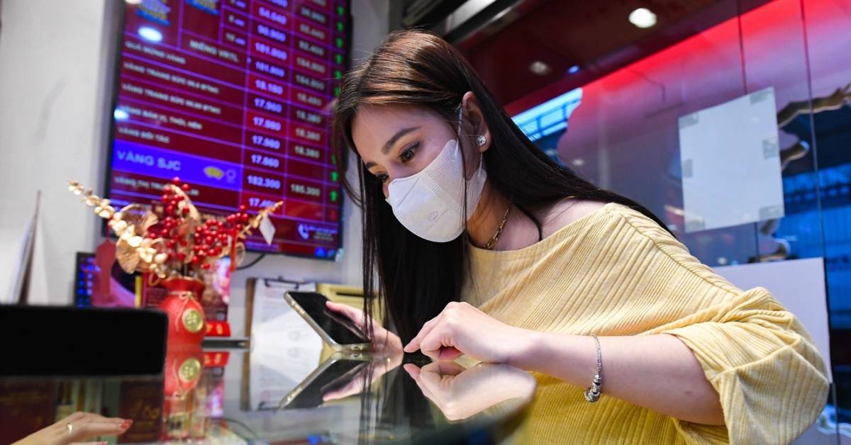 Đã nên mua vàng khi giảm giá mạnh?